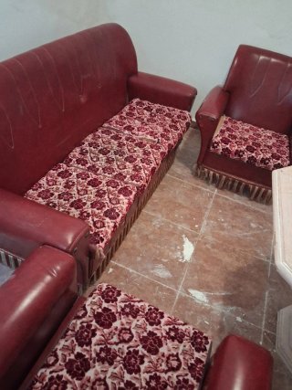 Sofá negro 3 plazas con estructura madera