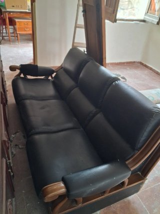 Sofá negro 3 plazas con estructura madera