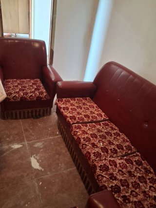 Sofá negro 3 plazas con estructura madera