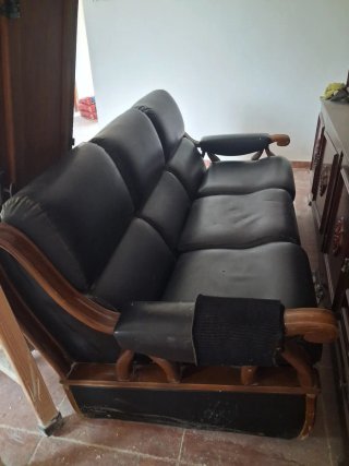 Sofá negro 3 plazas con estructura madera