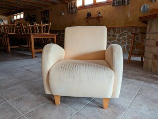 Butaca de diseño color crema