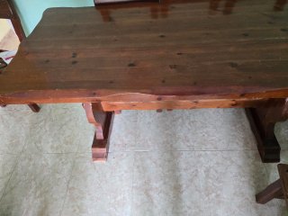 Mesa de comedor de madera rústica