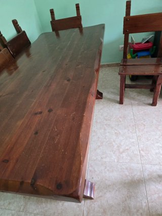 Mesa de comedor de madera rústica