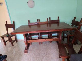Mesa de comedor de madera rústica