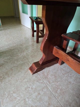 Mesa de comedor de madera rústica
