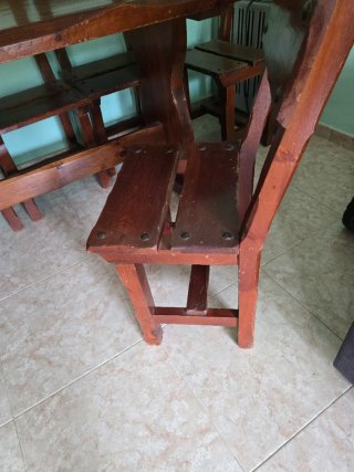 Mesa de comedor de madera rústica