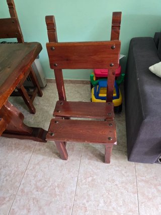 Mesa de comedor de madera rústica