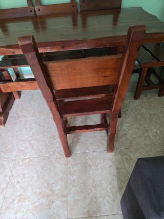 Mesa de comedor de madera rústica