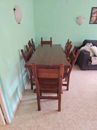 Mesa de comedor de madera rústica