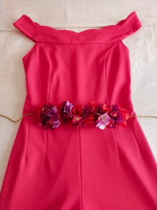 Mono fucsia con cinturón floral