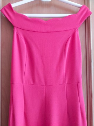 Mono fucsia con cinturón floral