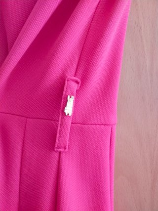 Mono fucsia con cinturón floral