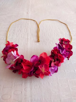 Mono fucsia con cinturón floral