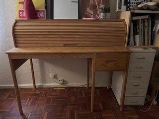 Escritorio de madera con cajón y persiana
