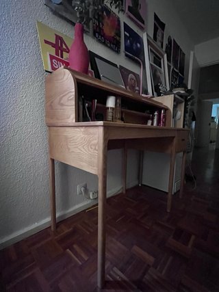 Escritorio de madera con cajón y persiana