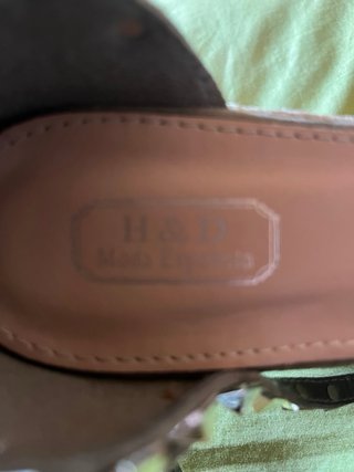 Sandalias cuña con tachuelas