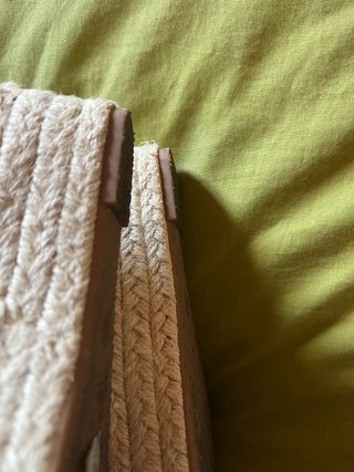 Sandalias cuña con tachuelas