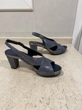 Zapatos piel azul plateado 38. Cómodos.  No envio