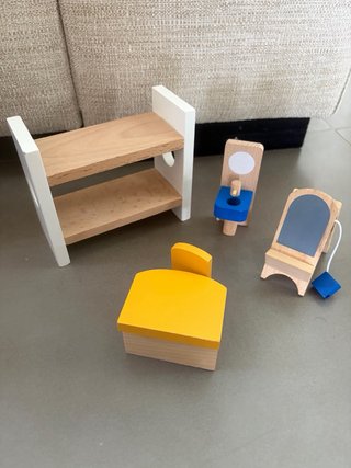 Muebles de madera para casa de muñecas