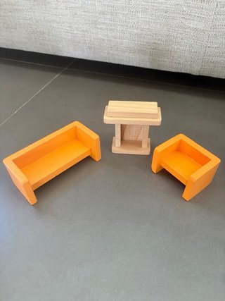 Muebles de madera para casa de muñecas