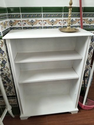Cómoda blanca de madera