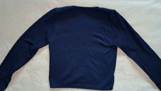 Top Stradivarius azul oscuro pico manga larga
