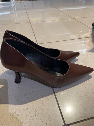 Zapatos de tacón aguja marrones