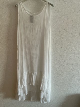 Vestido blanco con casaca azul.