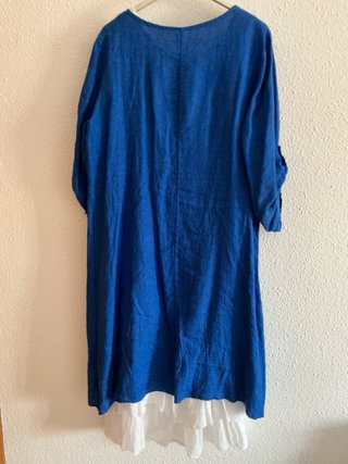 Vestido blanco con casaca azul.