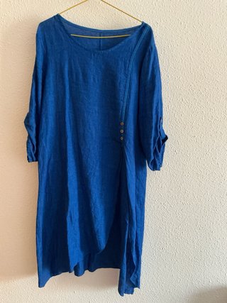 Vestido blanco con casaca azul.