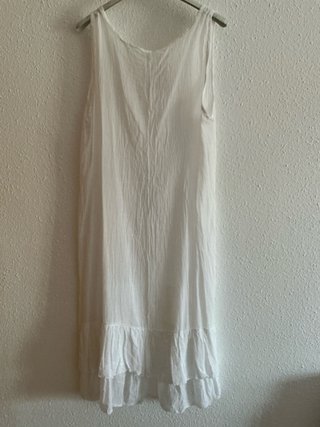 Vestido blanco con casaca azul.