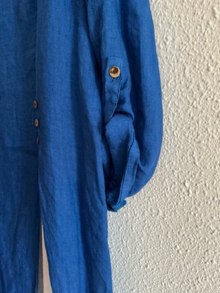 Vestido blanco con casaca azul.