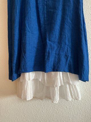 Vestido blanco con casaca azul.
