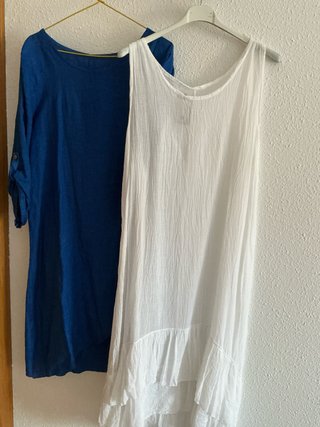 Vestido blanco con casaca azul.