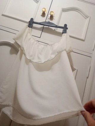 Top blanco con volante