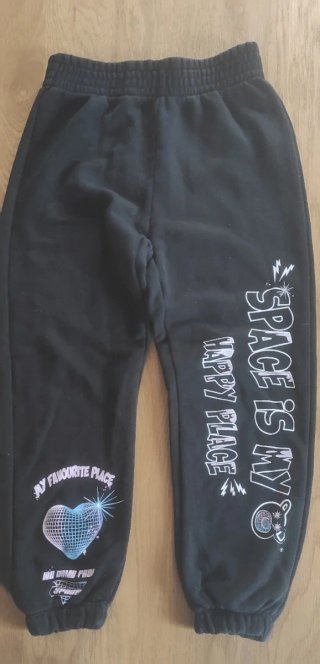 Conjunto de chándal de color negro y letras