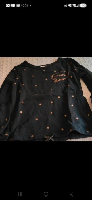 Sudadera negra con estrellas doradas