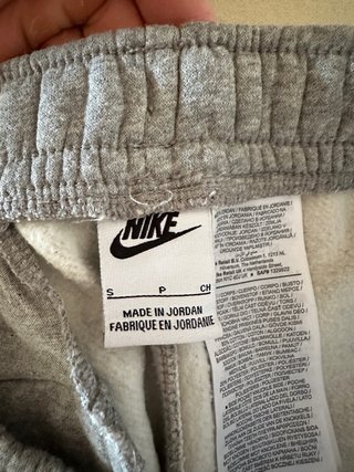 Pantalón corto deportivo Nike gris