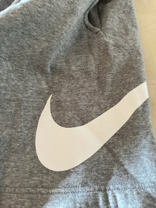 Pantalón corto deportivo Nike gris