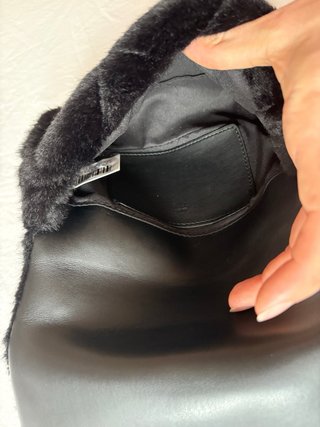 Bolso pelo negro con cadena