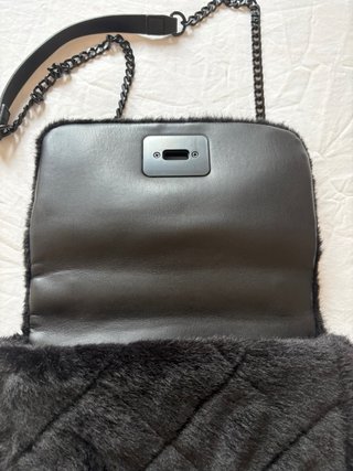 Bolso pelo negro con cadena