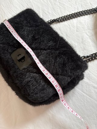 Bolso pelo negro con cadena