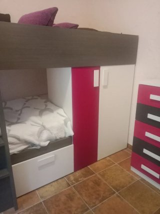 Cama tren con cómoda y colchones