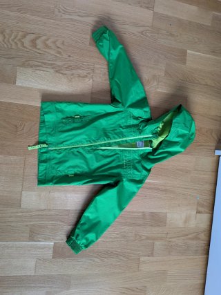Chubasquero verde Decathlon T. 6-7