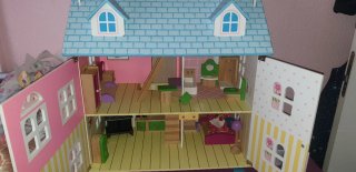 Casita de madera para muñecas