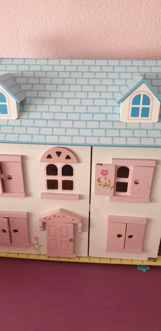 Casita de madera para muñecas