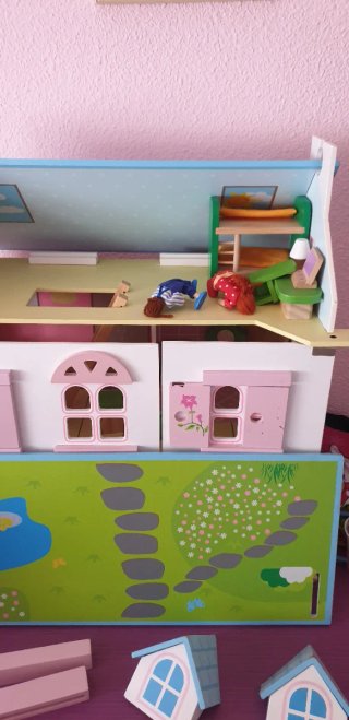 Casita de madera para muñecas