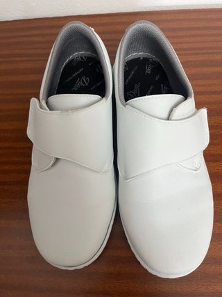 Zuecos cerrados blancos