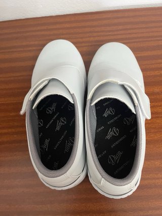Zuecos cerrados blancos