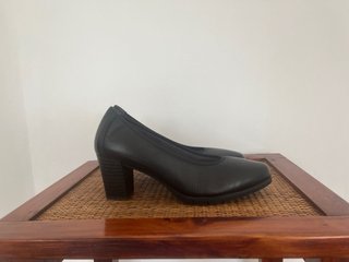Zapatos negros de tacón